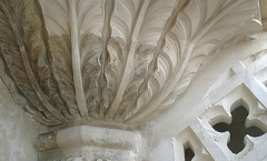 Fanned stone capitals - like palm trees