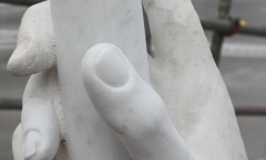Statue with repaired fingers - finger tips
